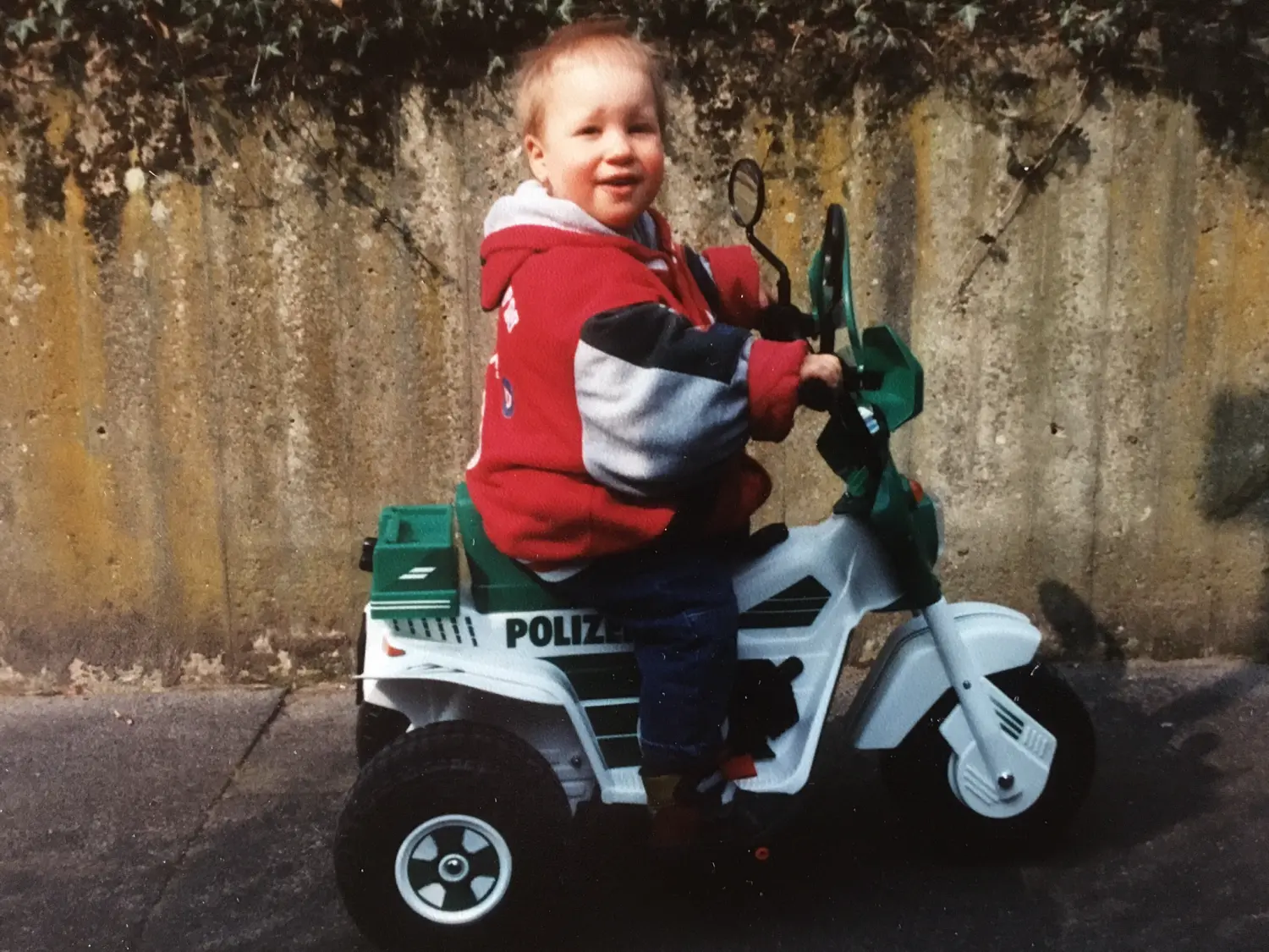 TC Netzwerk - ein Kind auf einem Spielzeugmotorrad